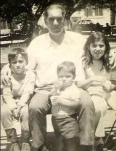 Luis Humberto Burgos junto a sus Hijos patricia y Raul y su nieto Rodrigo.